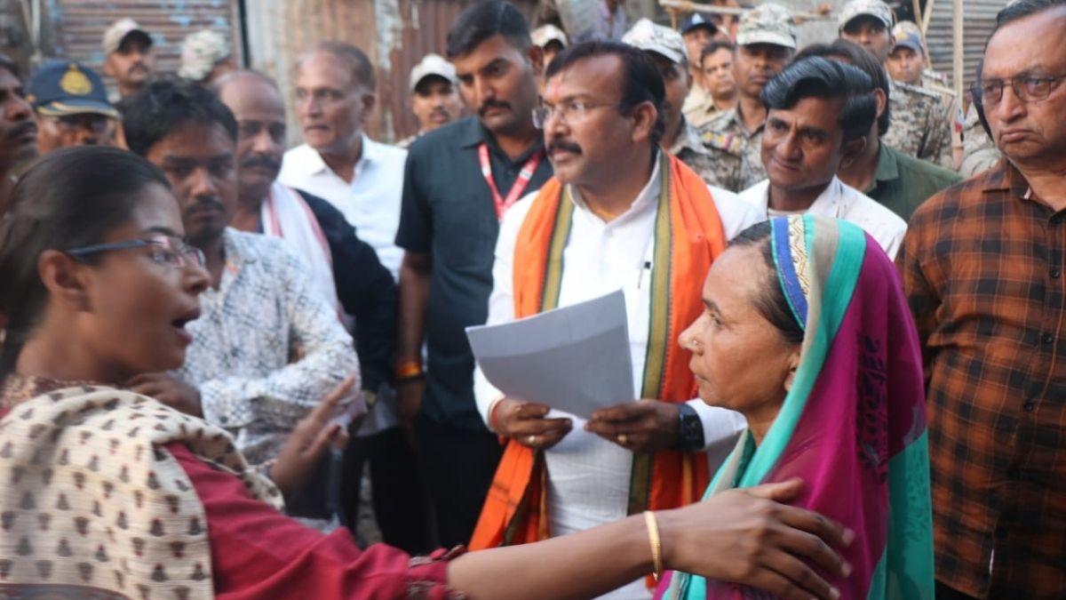 खरगोन दंगा प्रभावितों को स्वीकृति पत्र बांटे. 