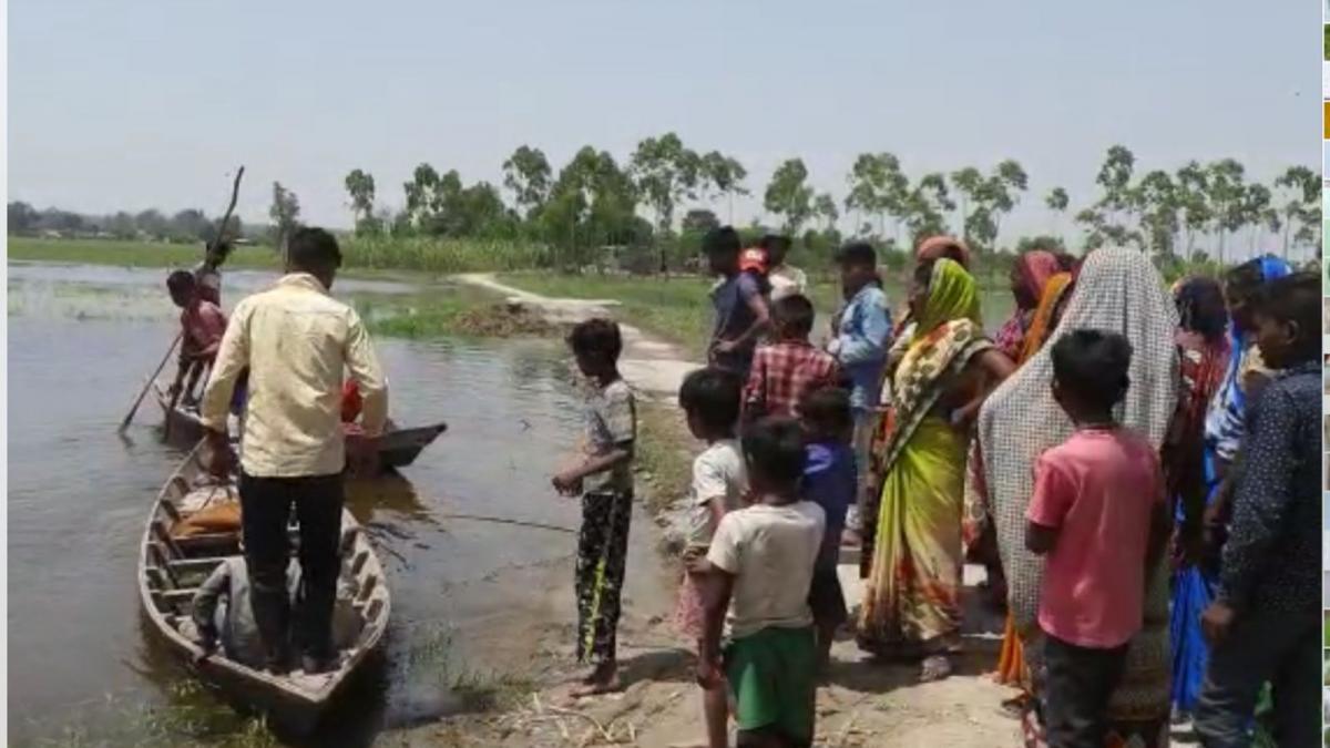 ग्रामीणों को सता रहा बुलडोजर का डर