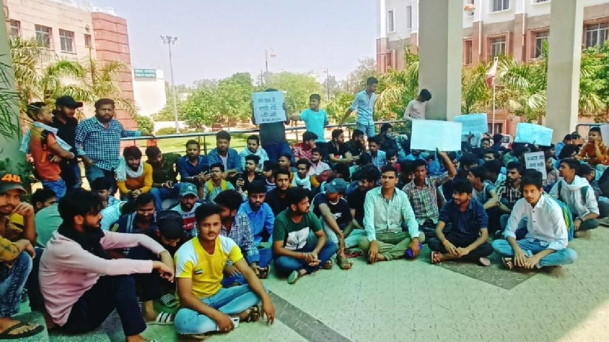 ख्वाजा मोईनुद्दीन यूनिवर्सिटी में धरना देते छात्र