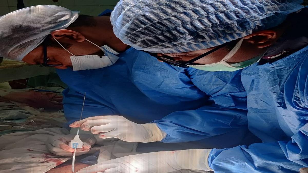 प्रसव के बाद महिला का इलाज करते डॉक्टर्स