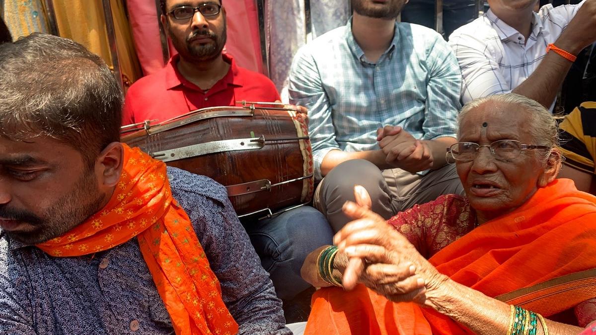 CM उद्धव ने 80 साल की कार्यकर्ता से बात की. (फोटो- आजतक)