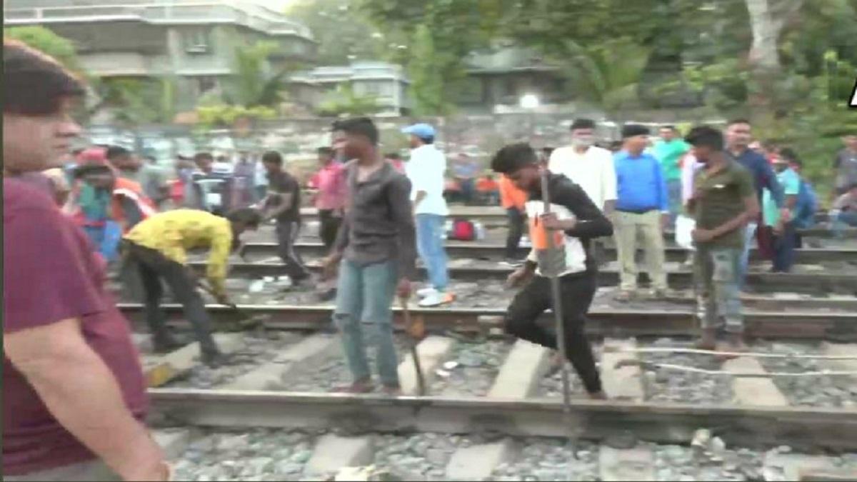 माटुंगा रेलवे स्टेशन पर पुडुचेरी एक्सप्रेस पटरी से उतरी (फोटो- एएनआई)