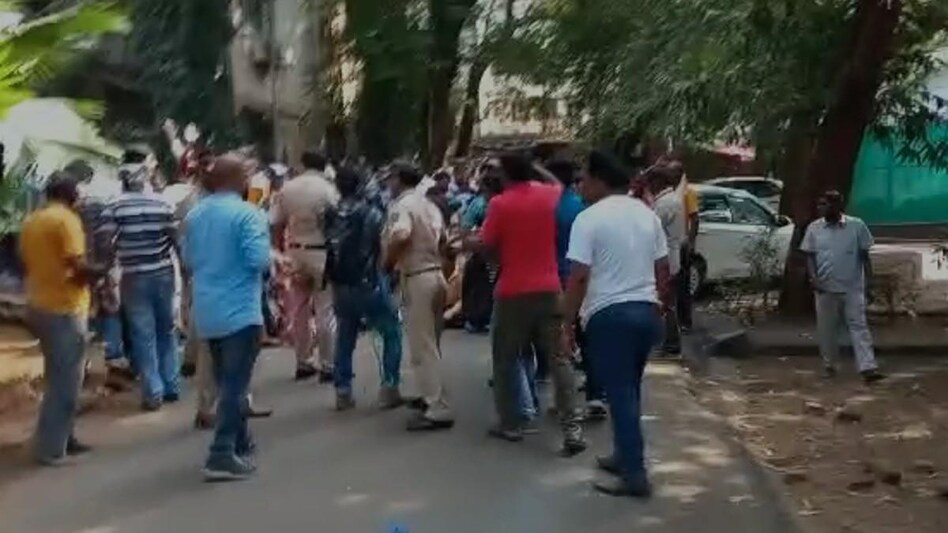शरद पवार के घर के बाहर प्रदर्शन करते कर्मचारी.