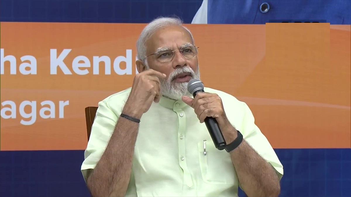 गांधीनगर में विद्या समीक्षा केंद्र में छात्रों और शिक्षकों के साथ बातचीत करते हुए पीएम मोदी.