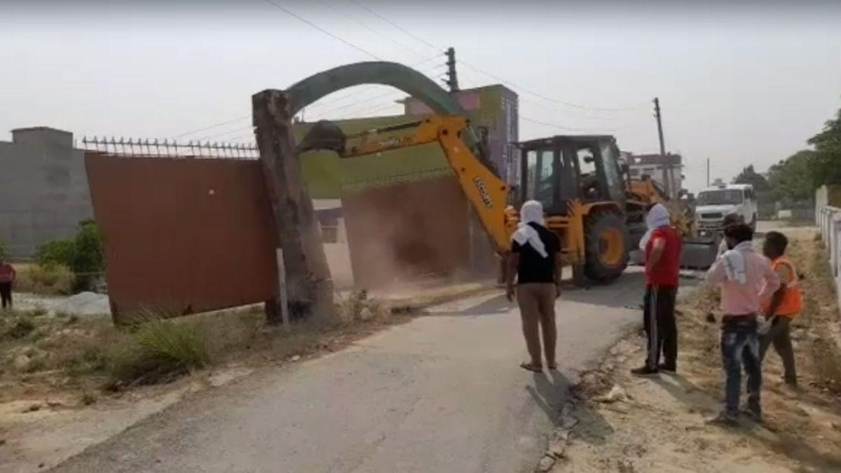 मुख्तार अंसारी के करीबी की संपत्ति पर चला बुलडोजर. (Photo: Aajtak)