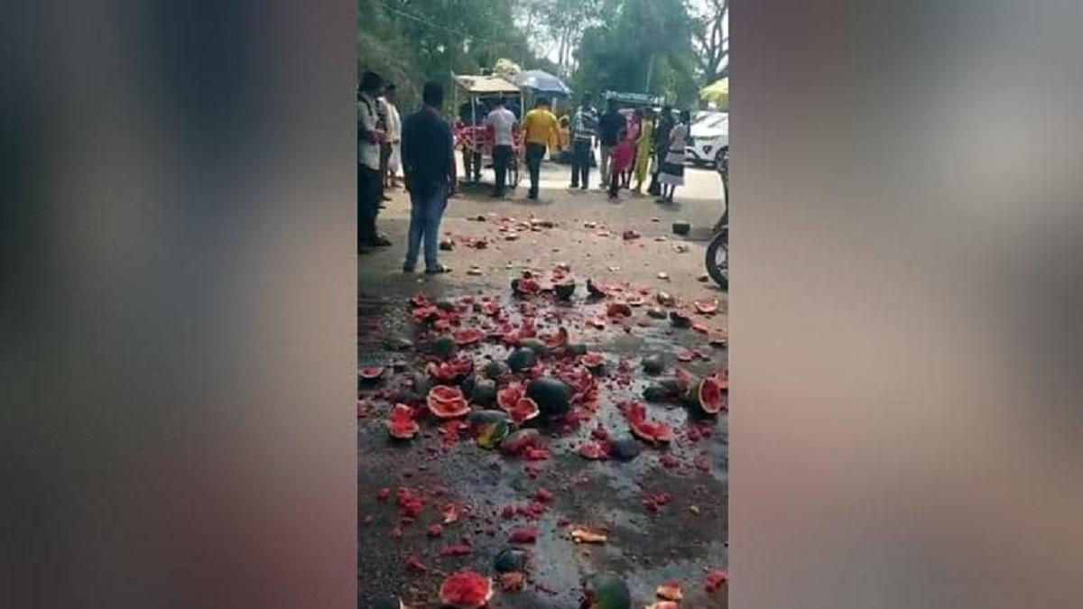 मंदिर के बाहर पलटी गई थी फल विक्रेता की ठेली