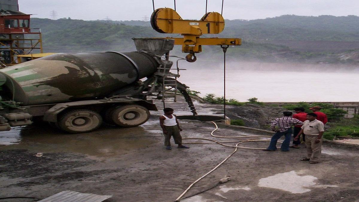 नर्मदा प्रोजेक्ट पर काम करते हुए मजदूर (File Pic)