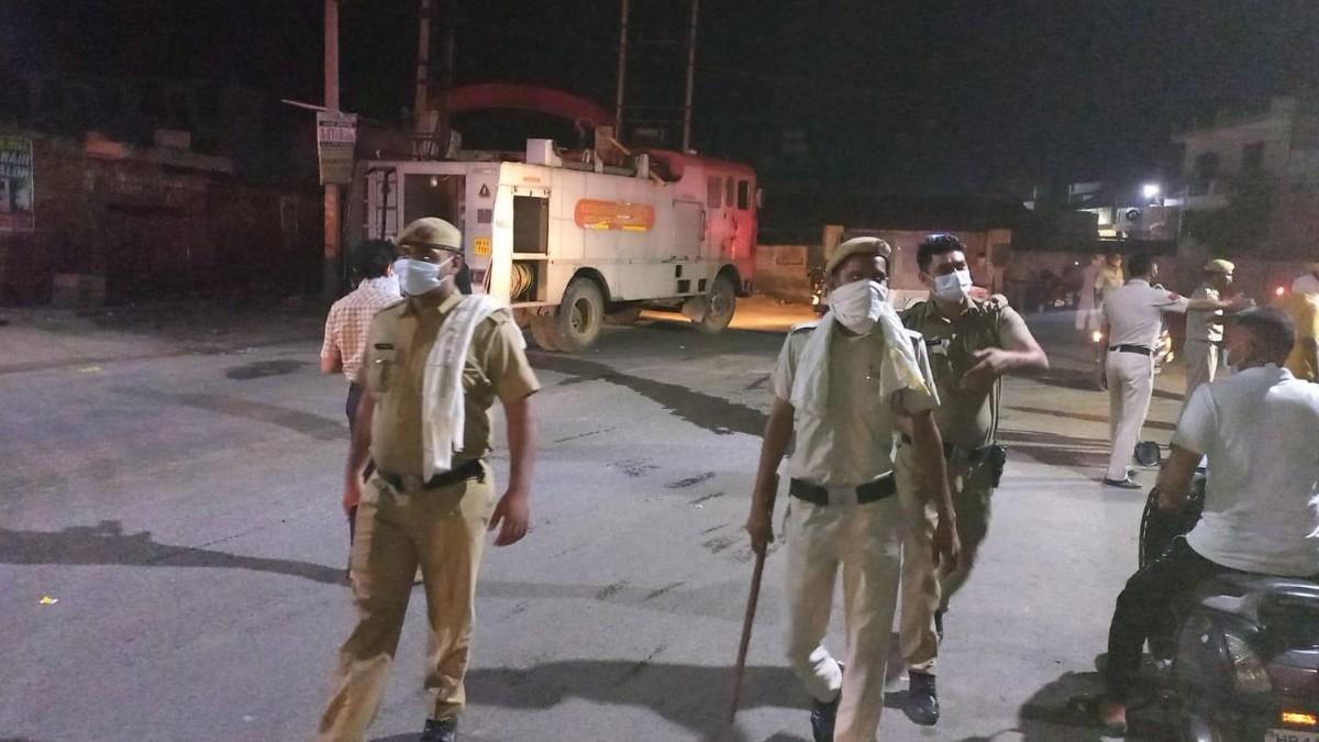 फैक्ट्री में गैस रिसाव के बाद एहतियातन इलाका खाली कराते पुलिसकर्मी.