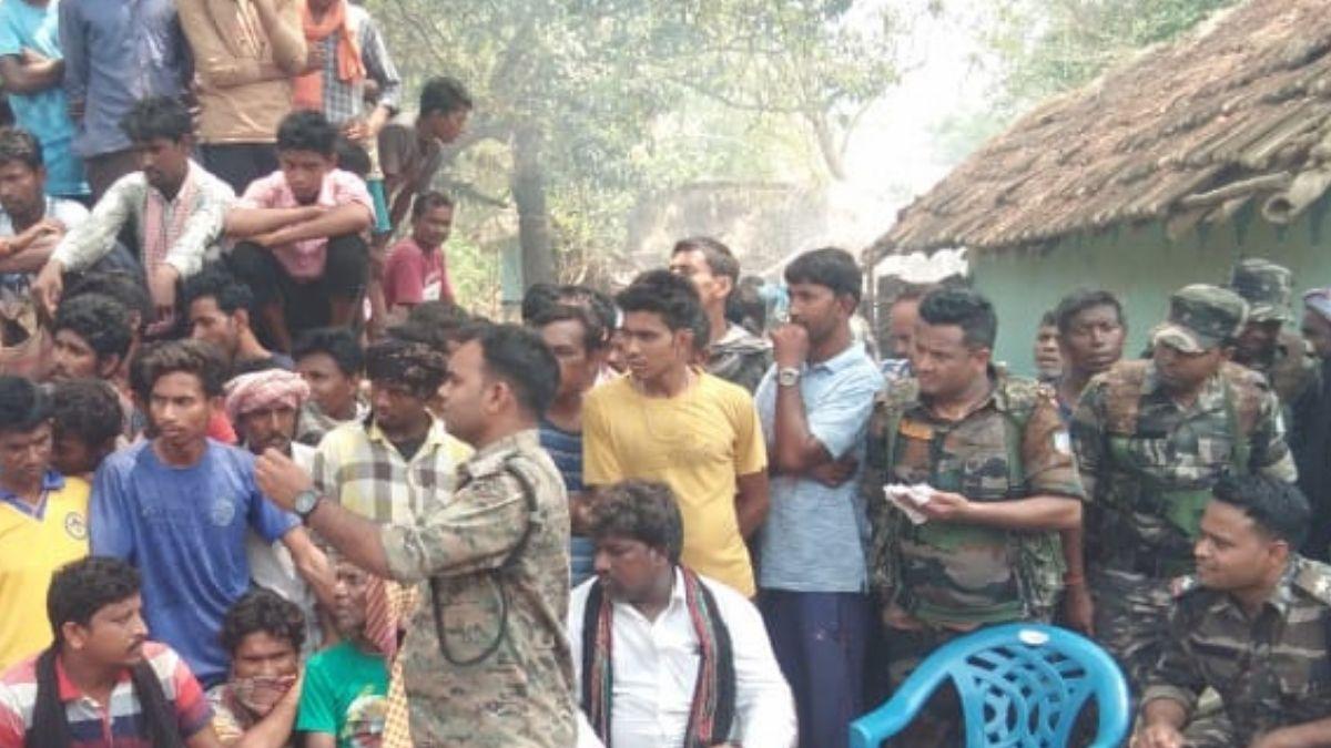 मामले को लेकर ग्रामीणों से बात करती पुलिस. (Photo: Aajtak)