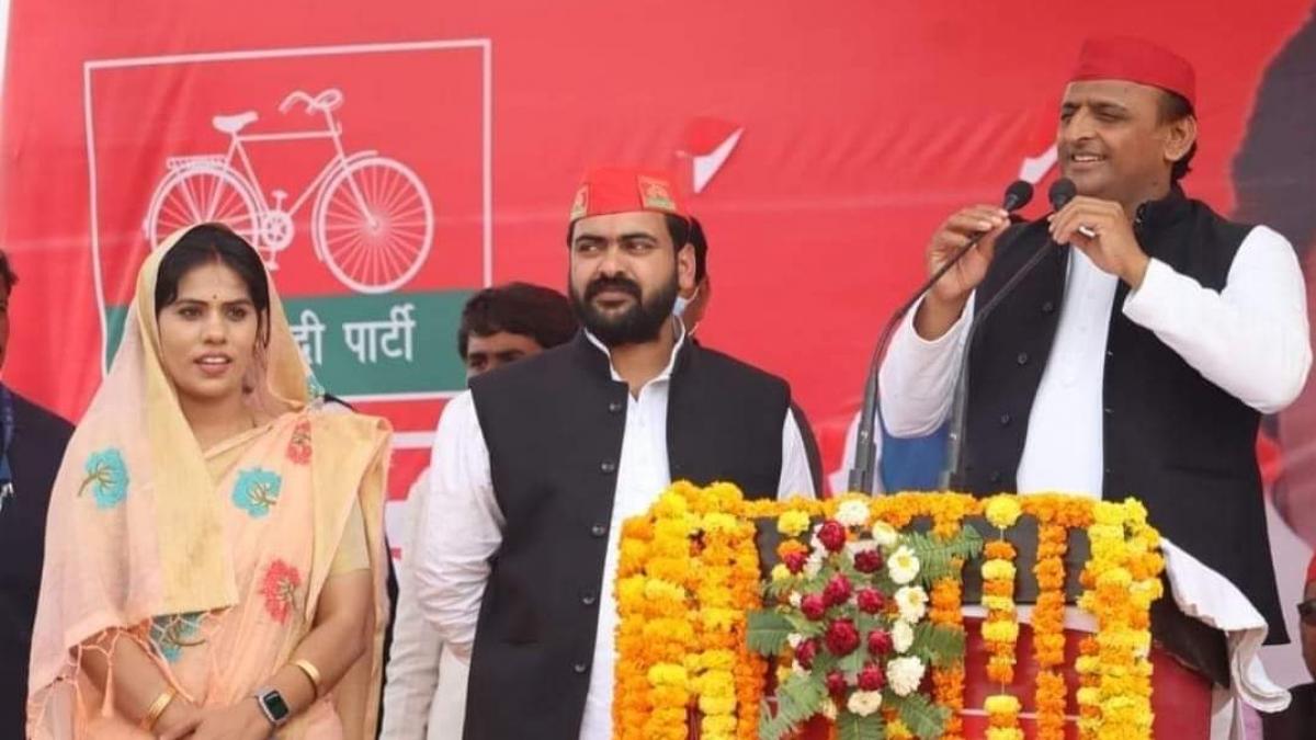 अखिलेश यादव के साथ सौरभ सिंह और सुनैना (फाइल फोटो)