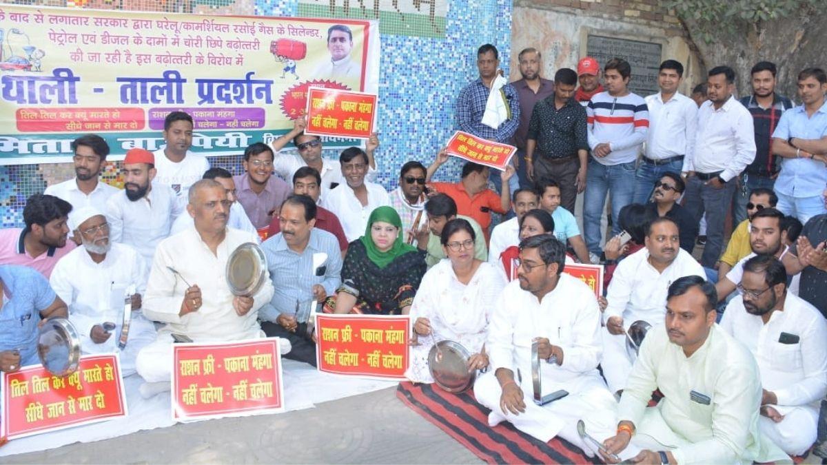 ताली-थाली बजाने से जब कोरोना भाग सकता है, तो महंगाई क्यों नहीं... SP विधायक का तंज. (Photo: Aajtak)