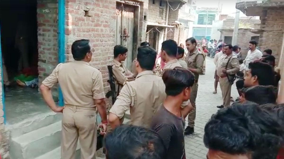 कमरे में मिले परिवार के तीन सदस्यों के शव 