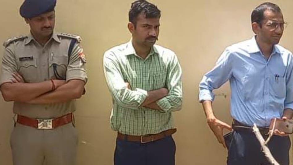 एसडीएम और सीओ के साथ बीच में खड़े नायाब तहसीलदार