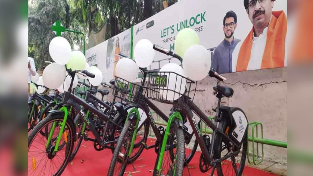 मेट्रो स्टेशन के बाहर इस तरह स्टैंड पर साइकिल खड़ी रहती हैं, ऐप के जरिए इन्हें अनलॉक किया जा सकता है.