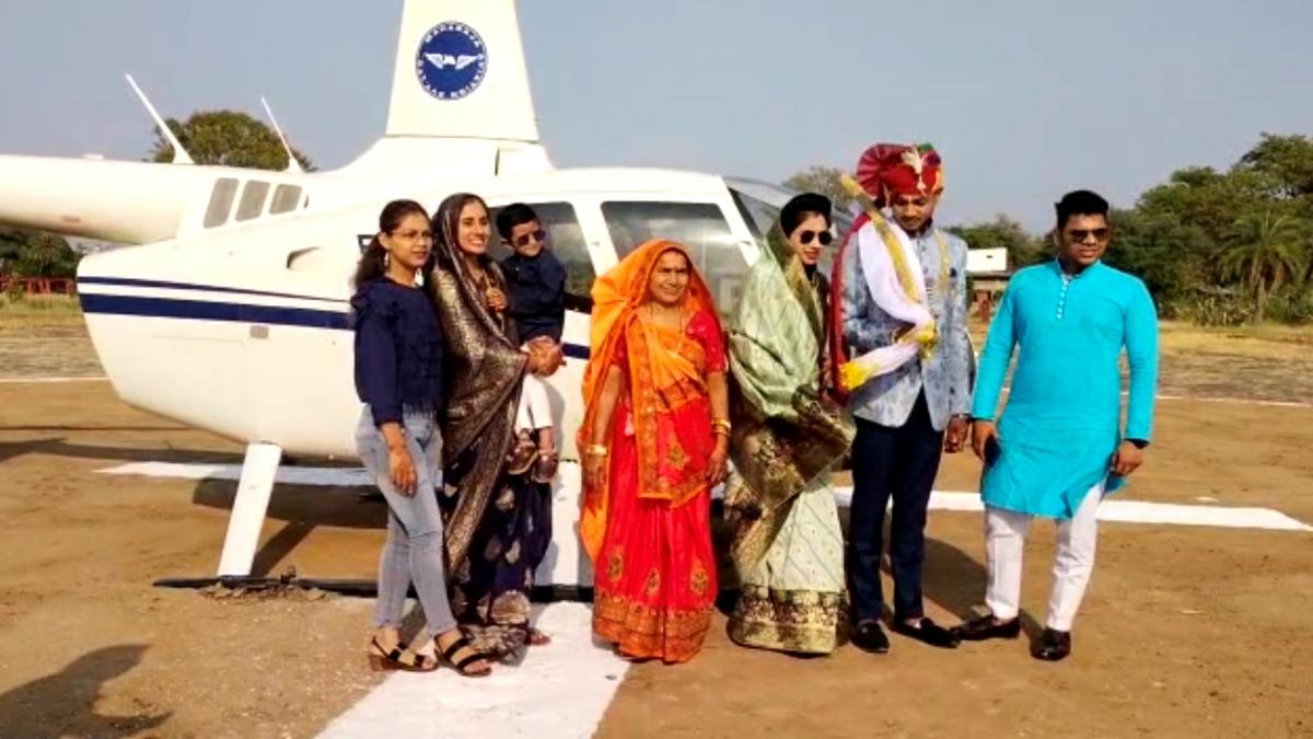 बेटे की शादी में पिता ने मंगवाया हेलिकॉप्टर