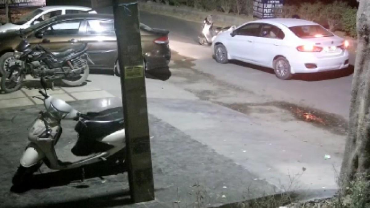 दिल्ली के रोहिणी में हुई लूट की वारदात का सीसीटीवी फुटेज.