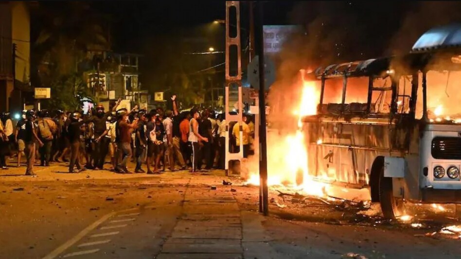 Emergency in Sri Lanka: श्रीलंका में बद से बदतर हुए हालात, राष्ट्रपति ने कर दिया आपातकाल का ऐलान - sri lanka emergency economic crisis Gotabaya Rajapaksa ntc - AajTak