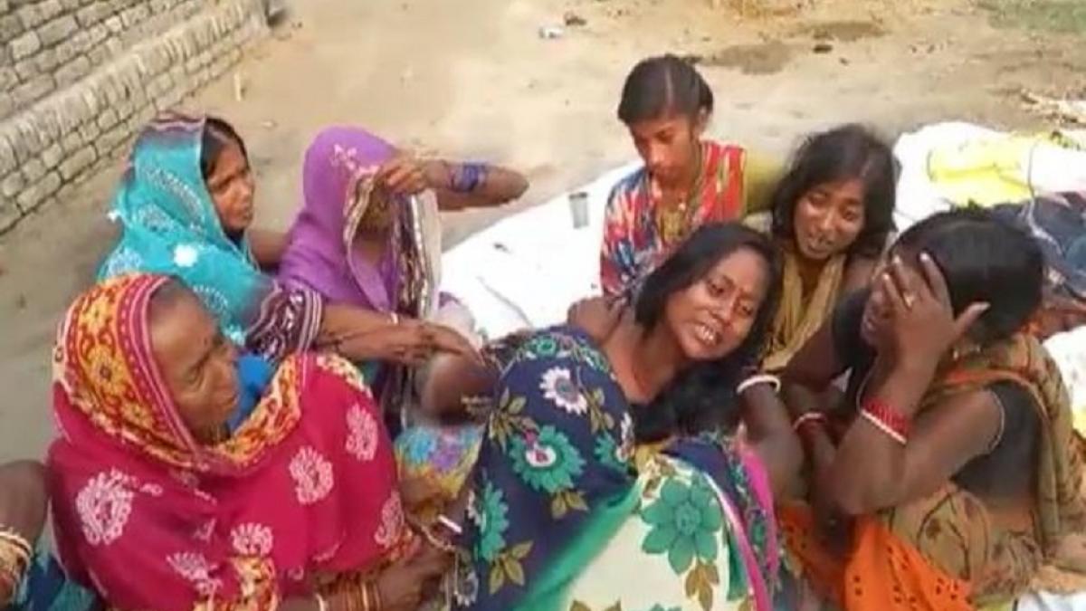 जहरीली शराब पीने से मरे लोगों के परिजन विलाप करते हुए. 