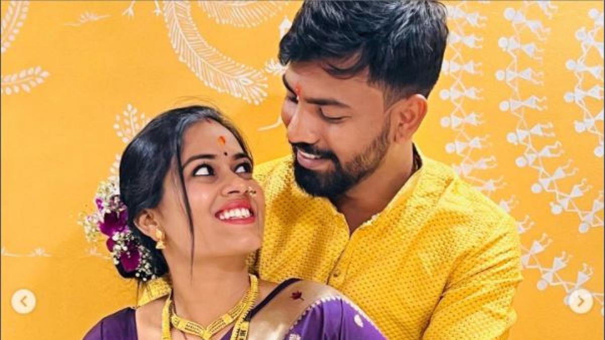 सायली कांबले अपने पति के साथ