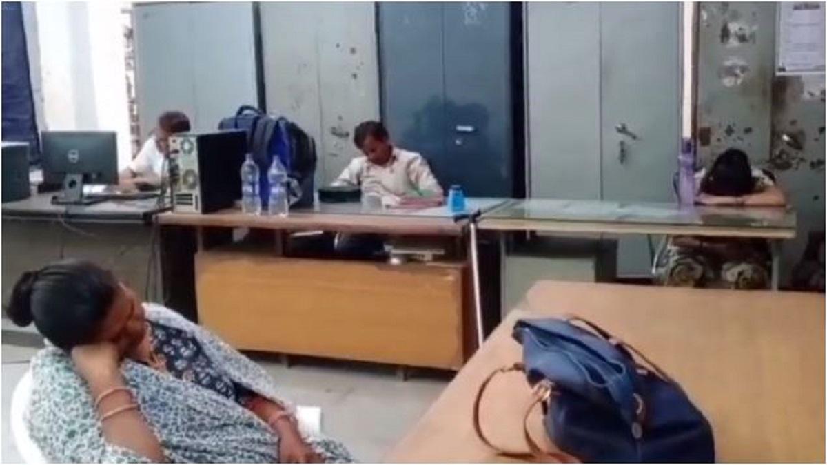 काम के वक्त सो रहे थे कर्मचारी.