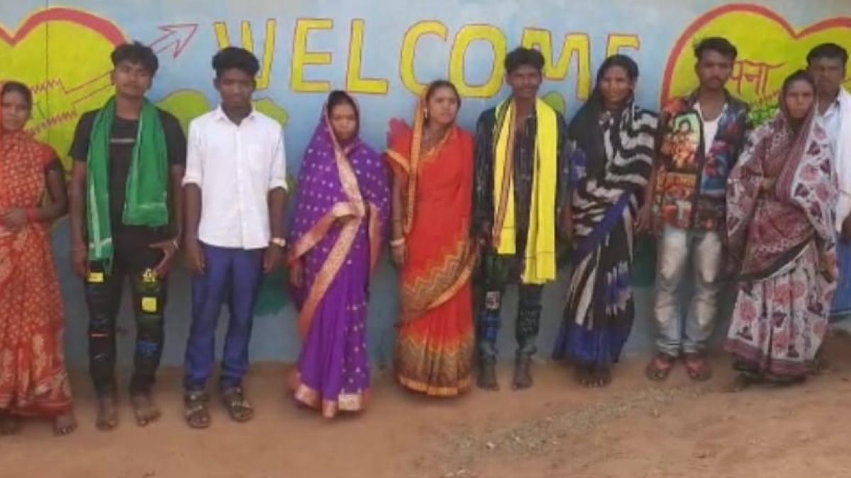 एक ही मंडप में छह जोड़ों ने लिए सात फेरे