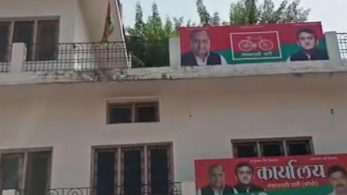 बरेली में सपा कार्यालय की कटी बिजली (फोटो- आजतक)