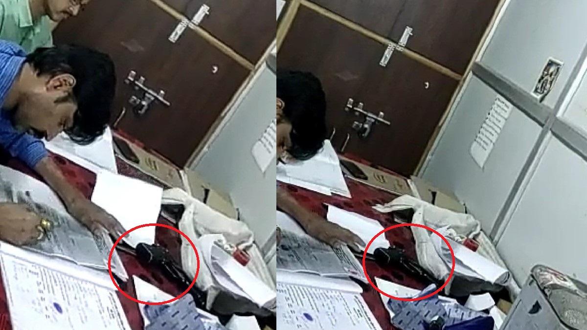 डॉक्टर के टेबल पर लाल घेरे में पिस्टल.