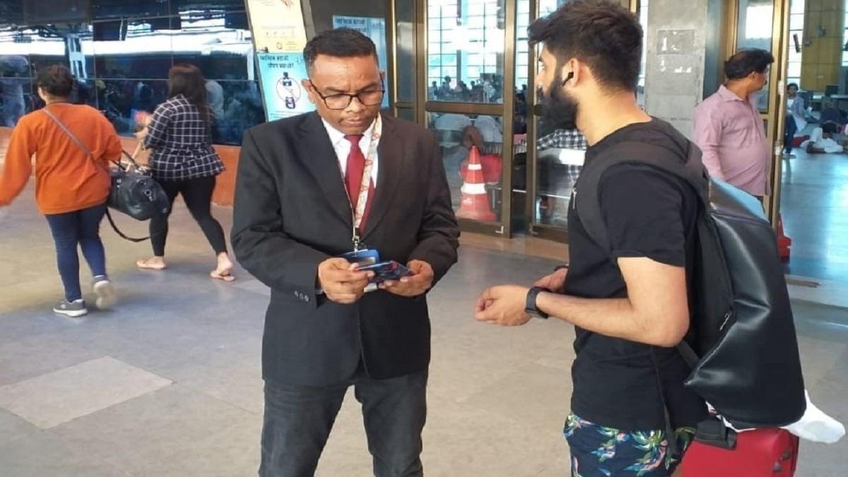 बिना टिकट यात्रियों से रेलवे की बंपर कमाई