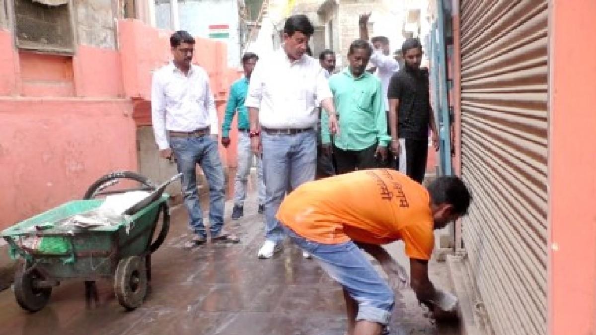 UP में फरमान है कि शहरों की सफाई के दौरान बड़े अफसर मौजूद रहेंगे. 