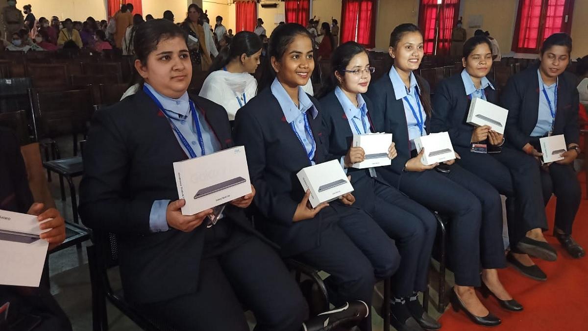 UP Free Tablet Smartphone लखनऊ में छात्राओं को बंटे फ्री टैबलेटस्