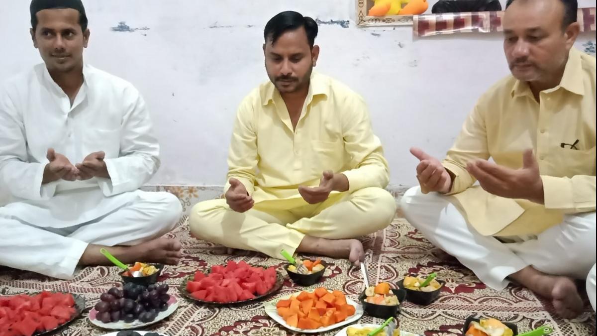 रामपुर में विक्की राज ने आजम खान की रिहाई के लिए रोजा रखा.