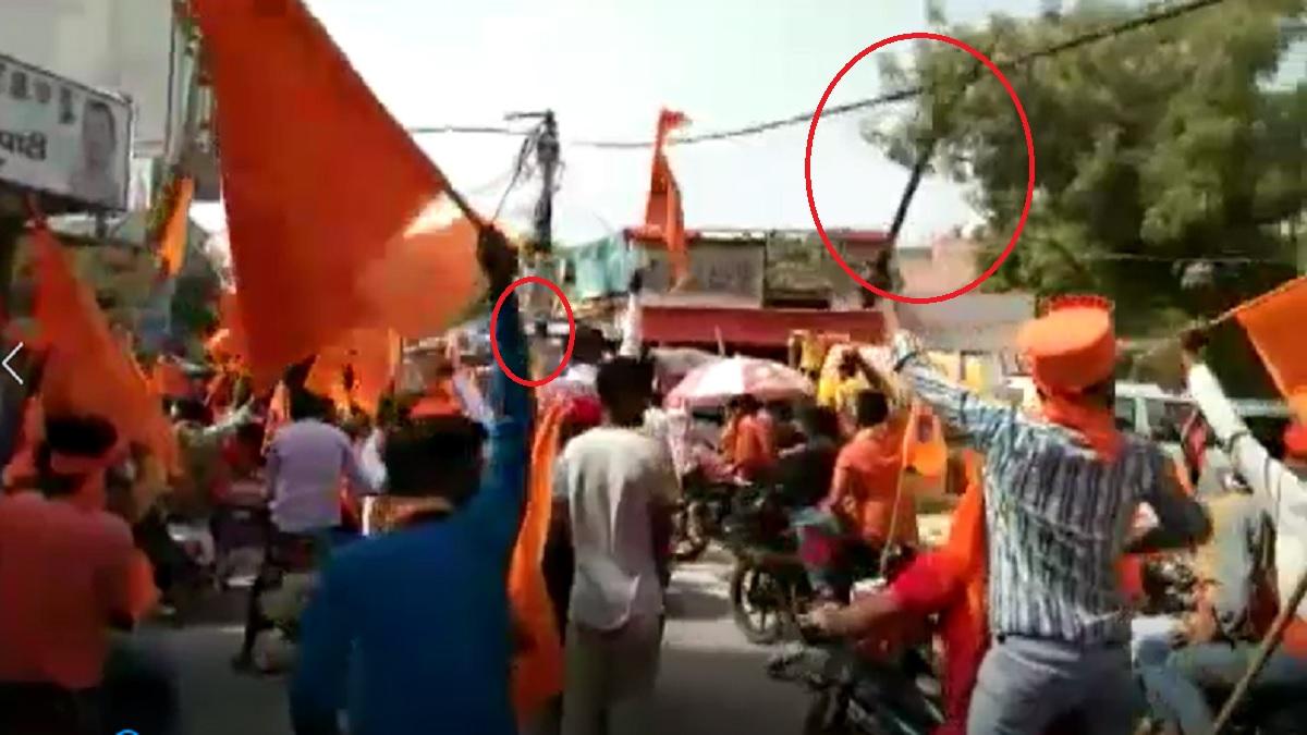 विकासपुरी में शोभायात्रा निकालते लोग