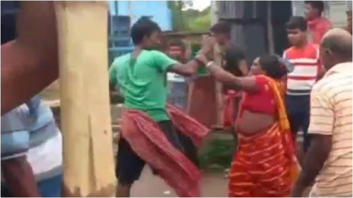 मृतका के परिजनों ने ससुराल वालों की जमकर पिटाई की.