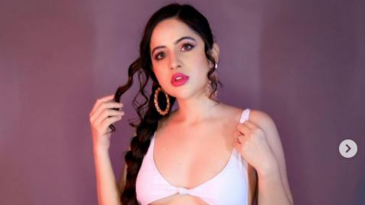 बहन संग Urfi Javed ने दिए पोज, कपड़े देख उड़े लोगों के होश, यूजर्स बोले- ड्रेस सिलने जाती हैं या कटने