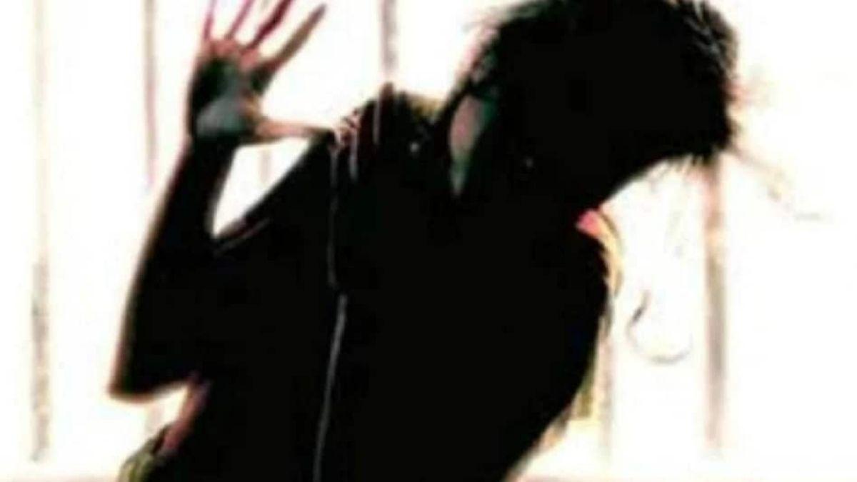 UP: गर्मी में छत पर सो रहे परिवार पर एसिड अटैक, 2 बच्चे समेत 4 लोग घायल