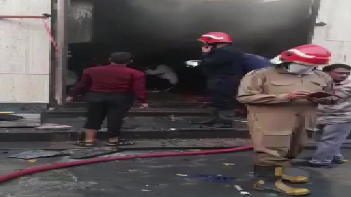 अशोक विहार के पास बैंक्वेट हॉल में आग पर काबू पाते फायर कर्मचारी.