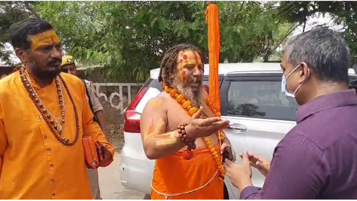 ताजमहल जाने की दिद पर अड़े आचार्य परमहंस