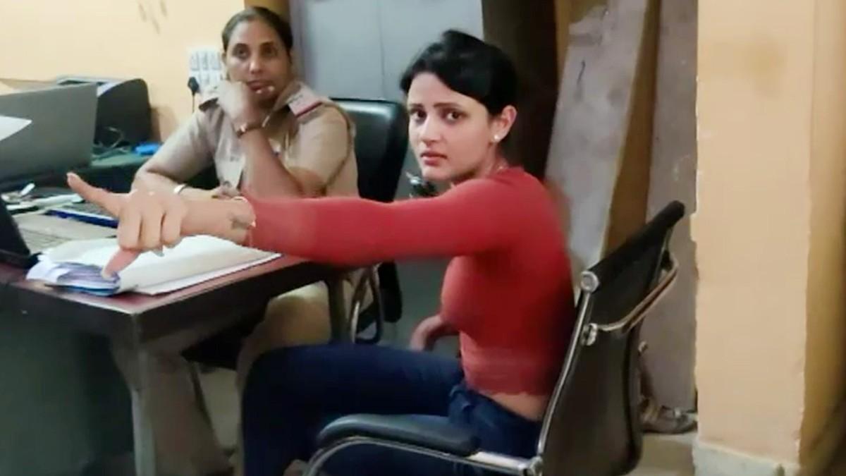 थाने में बैठी आरोपी युवती. 