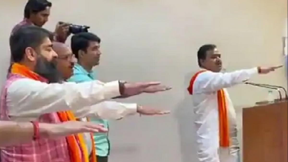 विधायक असीम गोयल का लोगों के साथ शपथ लेने का वीडियो सामने आया है.