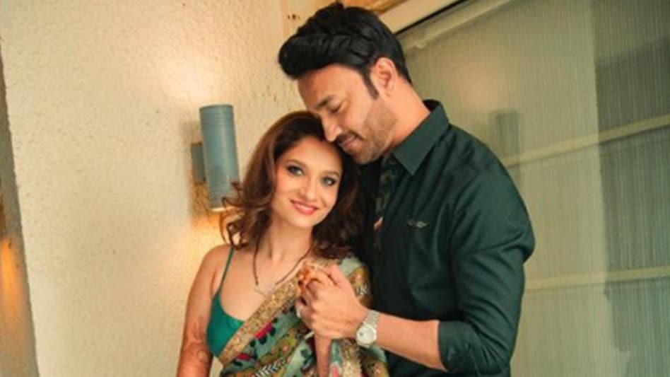 अपनी माँ से मिलकर रो पड़े विक्की जैन; वह उससे पूछती है कि वह अंकिता लोखंडे से क्यों लड़ता है अपनी माँ से मिलकर रो पड़े विक्की जैन; वह उससे पूछती है कि वह अंकिता लोखंडे से क्यों लड़ता है