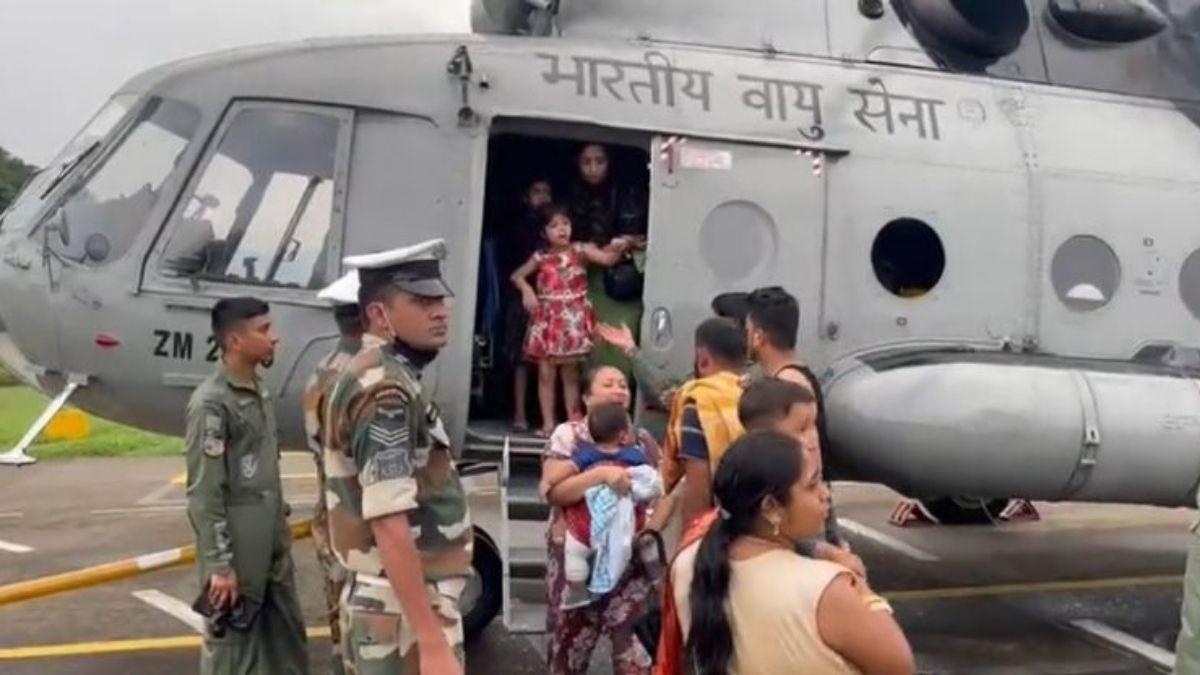 यात्रियों को एयरलिफ्ट करती भारतीय वायुसेना