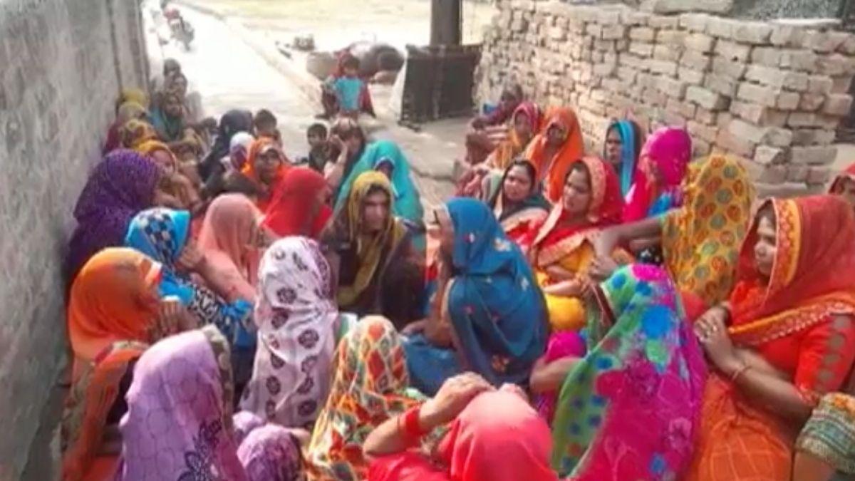 घटना के बाद मौके पर लगी भीड़. 