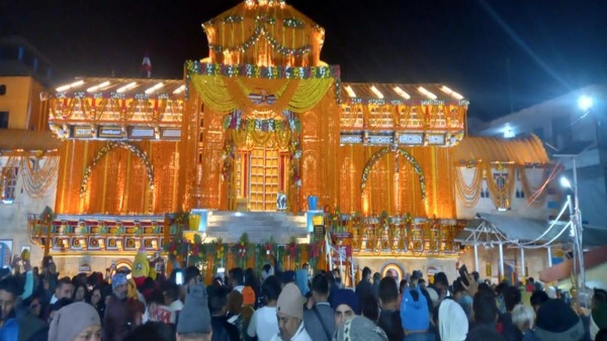 बद्रीनाथ धाम के कपाट रविवार सुबह खोल दिए गए.