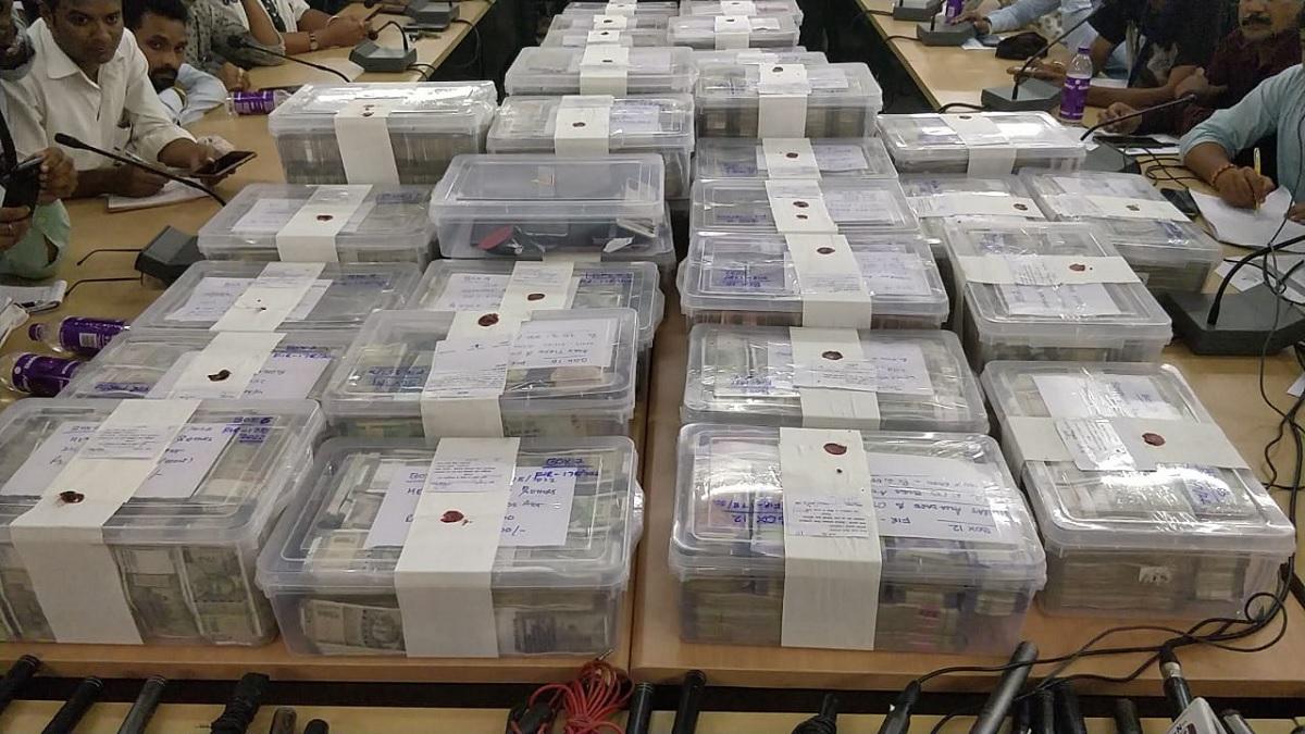 पुलिस ने जब गिनती की तो ठगों के गिरोह से 10 करोड़ रुपए से ज्यादा कैश जब्त किया गया.