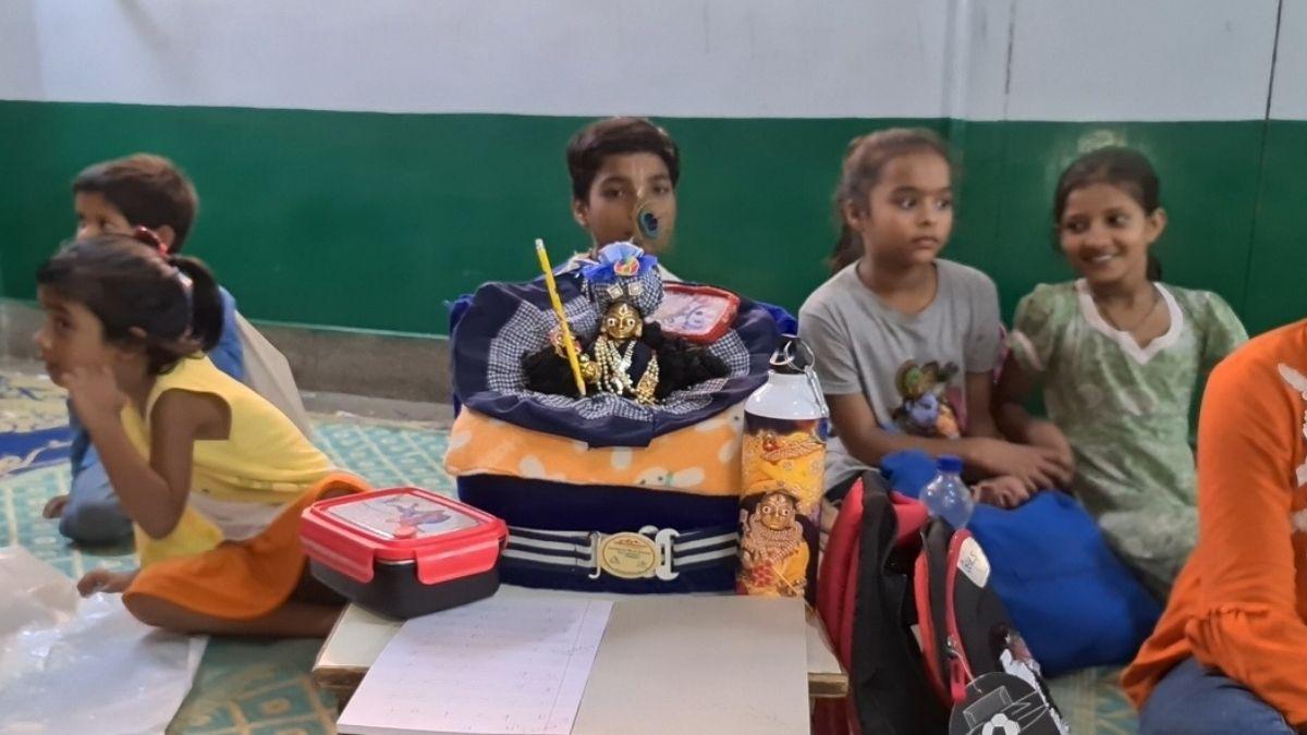 स्कूल में बच्चों से साथ पढ़ते भगवान. (Photo: Aajtak)