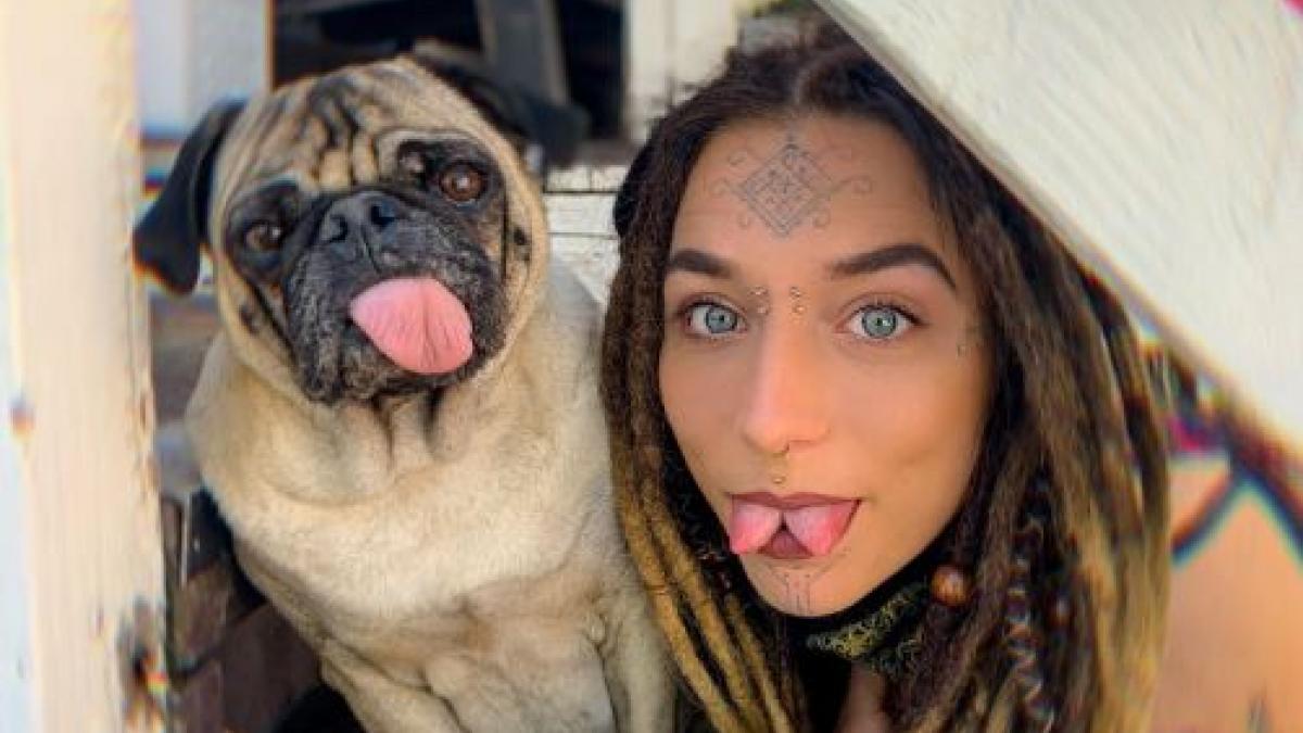 महिला ने कराए जीभ के 2 टुकड़े ताकि एक साथ पी सके 2 ड्रिंक