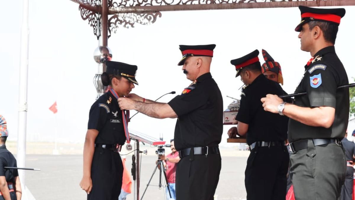 पहली महिला कॉम्बैट एविएटर बनीं अभिलाषा बराक 