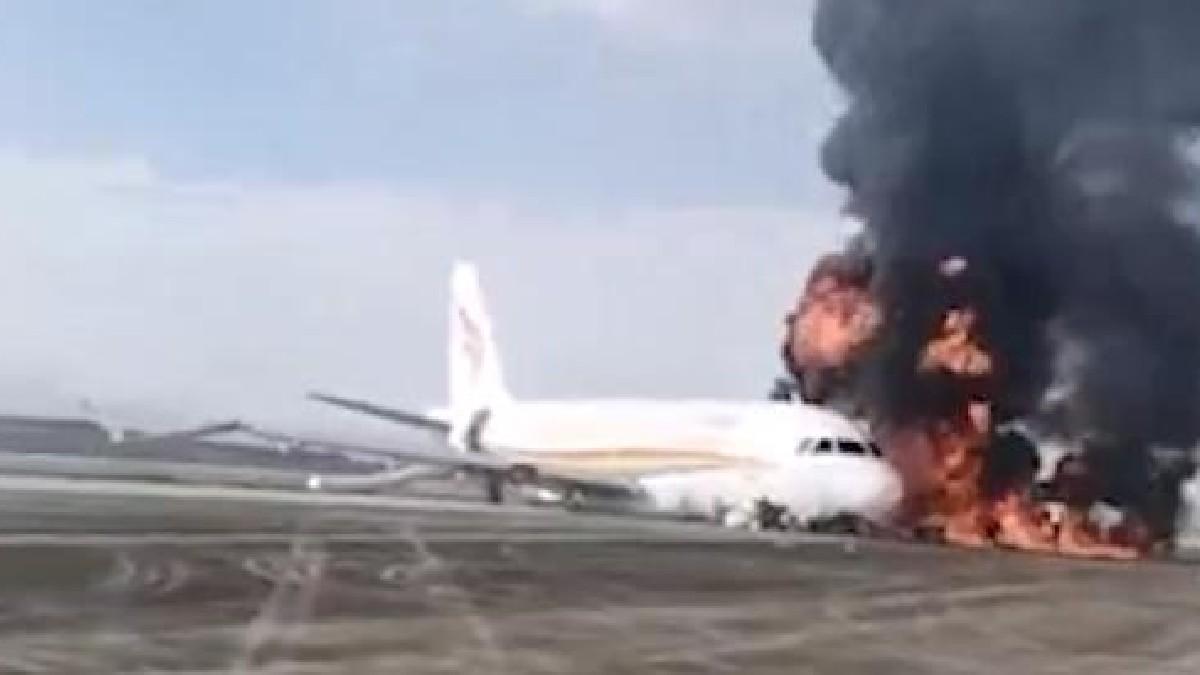 चीन: टेकऑफ के वक्त रनवे पर भयंकर एक्सीडेंट, पलभर में आग की लपटों में घिरा विमान
