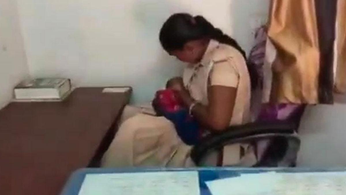 दो महिला कांस्टेबल ने अपना दूध पिलाकर बच्ची की जान बचाई (फोटो-आजतक)