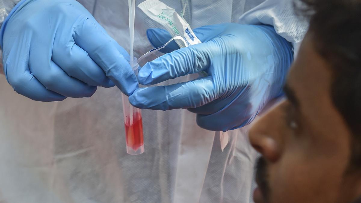 भारत में कोरोना के नए वैरिएंट की एंट्री हो गई है. (फाइल फोटो-PTI)